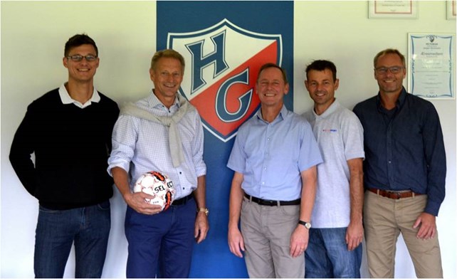 På billedet ses Klaus Rasmussen og Søren Busk fra Select Sport, sammen med Gert Vincents og Flemming Seiffert fra Seiffert Sport, og Jørn Frydenlund fra HG Fodbold.